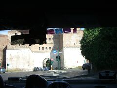 サンセバスティアーノ聖堂でタクシーに乗り、
カラカラ浴場に向かいます。

サンセバスティアーノ教会までタクシーで来た人がいたので、
それを捕まえて乗りました。

カラカラ浴場に向かいます。
正面はサンセバスティアーノ門（旧アッピア門）です。