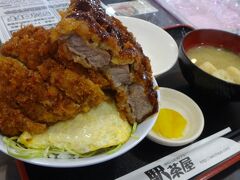 　というわけで、駅舎内の「駅茶屋」なる店の中に入って「二刀流かつ丼」（８４８円＋税）とやらを注文。
　『「たれかつ丼」と「駅茶屋かつ丼」を両方楽しめる大谷選手公認!?（稲田氏談）のお得なかつ丼』だそうだけど、意外にボリューミー。結構腹に溜まったな。この店はよくテレビや雑誌の取材を受けているらしく、「メガ盛り」なメニューが売りのようで。・・・今後贔屓にしようかしら。