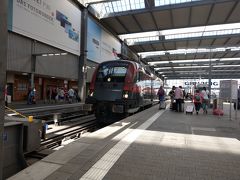 ミュンヘン駅から電車でザルツブルクに向かいます。

前日の夜、「明日は一人旅だな～」と思いつつ、スマホで明日の異動について予習していたところ、バイエルンチケットを使えば、一人だと２５ユーロ、二人だと二人で３１ユーロと料金が全然違うと知る。
「そういえば、昨日一緒に過ごしたMちゃんも明日ザルツブルクに行くって言ってたな～」と思い、連絡をしてみるとOKしてもらえたので、この日も一緒に行動することになりました。


