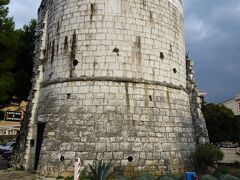 Torre Rotonda(カフェの名前)

円形の見張り塔。今はカフェのようです。1474年。