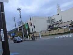 寺を出てまた車に乗り走り出すと気持ちが悪い。。。

うーーーーーーーー。

空腹だと車酔いしやすいので鈴廣により、かまぼこでも食べるか、
となった。