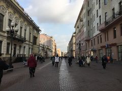 私はモスクワは3回目だけど、過去2回はトランジットで1泊しただけなので本格的な観光は初。今回はモスクワ留学経験のある同居人にいろいろ連れてってもらう予定です。まずはお土産やさんが立ち並ぶアルバート通りへ。
