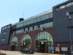 真岡鐡道　真岡駅。
真岡駅はSLを形取った複合施設で、真岡駅子ども広場、真岡駅前交番、真岡鐵道株式会社の本社が併設され、関東の駅100選にも選ばれています。
また、真岡鐵道の車両基地があり、東口には2013年にSLキューロク館がオープンしました。