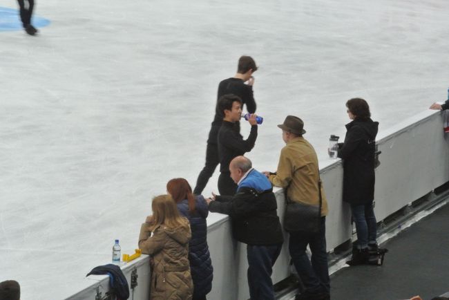 そしてプーさん耳の人たちは羽生さんの練習グループが終わった途端ごそっと消えました。え！？他見ないの！？男子ももう１グループあってそちらも注目選手ばかりだしこれからダンス・女子・ペアあるのに勿体ない！！！