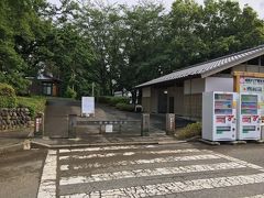 成田山表参道の駿河屋のうな重がお腹で消化しきれていない状態ですが、房総のむらの駐車場に着きました。さっそく園内を歩くことにしました。