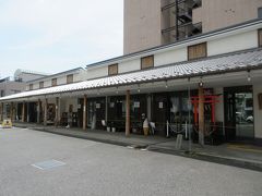 JR亀戸駅から7分ほど、明治通りと蔵前橋通りが交差する亀戸4丁目交差点角に建つ亀戸梅屋敷。
江戸時代、本所の商人・伊勢屋彦右衛門さんの別荘だった梅屋敷から名を取った商業施設で、当時の梅屋敷は浮世絵師・歌川広重にも描かれたそうです。現在、施設内の壁にも浮世絵が描かれています。施設の一画には当時を偲ばせる梅の木が数本と、亀戸を象徴する藤が植えられています。施設内には観光案内所の他、亀戸の職人技である江戸切子ギャラリー、亀戸の物産コーナー、休憩所、土産物売り場などがあります。亀戸散策の参考資料をもらったり、散策後の休憩などにも手ごろな施設です。