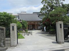 香取神社前交差点近くに建つ真言宗寺院・東覚寺。
木の色と白壁が美しい木造の本堂です。
