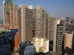 今回の宿泊は、九龍の「BPインターナショナルホテル」。
部屋からの眺望は抜群。夜は「THE香港！」的な夜景が楽しめるものの、
部屋はとても狭い（ツインのシングルユースでした）。
二人で泊まったら、スーツケースを開けるスペースはないよね。。

とはいえ、立地は最高。
佐敦駅から徒歩5分で、目の前はセブンイレブン、周りには食事できるお店や
マッサージ屋もたくさんありました。

ちなみに、3泊で40,000円ちょっと。エクスペディアから予約。