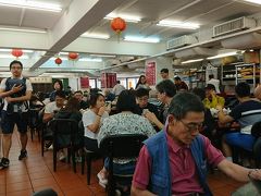 老舗の飲茶レストラン「蓮香居」で朝飲茶。

大きな丸テーブルに相席のスタイル。
私も地元の方々のテーブルに混ぜていただきました。
まずは、お茶をオーダー。
一般的なのは、ポーレー（プーアル）かサウメイ（寿眉）。
私はサウメイをお願いしました。