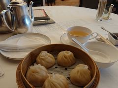 ランチは、また飲茶。
ちょいとお高めの「美心皇宮」へ。
ちょうど休日のお昼時どまんなかで、1時間くらい待って入店。
お一人のお年寄多めの朝飲茶と違い、ほとんどのテーブルがファミリー。

まずは小籠包を。
