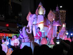 一旦ホテルに戻り、夜は「ターペー門」近くから繰り出されるチェンマイ「イーペン祭り」の山車パレードを各自自由見学です。
