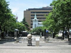 開港記念広場
日米和親条約調印の地で中央の球体が記念碑。
奥の白い建物は横浜海岸教会。