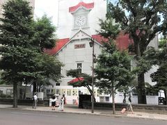 札幌市時計台
正式名称を「旧札幌農学校演武場」といいます。
この年の6月 ～10月 にかけて 塗装塗り替えを中心とした改修工事を実施していて、残念ながら閉館中。なんと覆いの幕に時計台の絵が描いてありました！！
