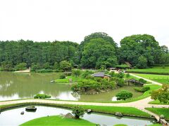 日本三名園の一つ後楽園。
広い敷地でゆっくりまわりたいところだけど、閉園時間40分前だったので急ぎ足で見て周りました。
