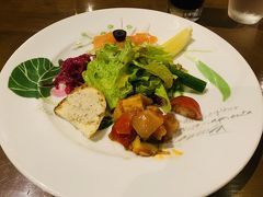 夜ご飯は、近くの人気店ターシャへ。
お皿と盛り付けが可愛いです。メインは、ステーキを選びました。