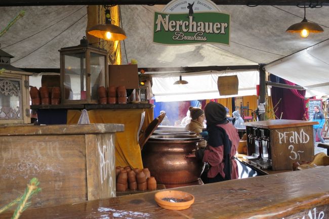 素焼きのカップ、銅鍋、中世のマルクトの雰囲気にピッタリ。