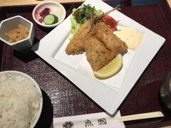 まずは小田原駅周辺でランチ。
地下街にあ「魚國」で、小田原名物アジフライ定食で腹ごしらえ。