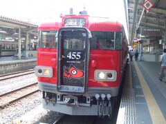 郡山からは磐越西線に乗り換えます。
会津若松まで赤べこの絵の描かれた電車に乗ります。