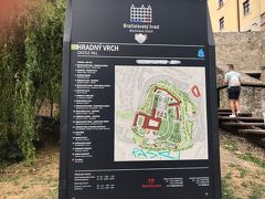 最初の観光地であるブラチスラヴァ城に到着。
どうやら1時間おきに無料ガイドツアーがあったらしいのだけど、そのタイミングに完全にあわなかったので、フリーで入場券だけ買って観光することに。
