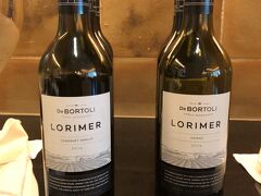 赤ワイン（2種類）。

＜赤ワイン＞
○ デ・ボルトリ ロリマー シラーズ
　 （De Bortoli Lorimer Shiraz）

オーストラリア産の赤ワイン（シラーズ）。

＜赤ワイン＞
○ デ・ボルトリ ロリマー カベルネ・メルロー
　 （De Bortoli Lorimer Cabernet Merlot）

オーストラリア産の赤ワイン（カベルネ・ソーヴィニヨン、メルロー）。