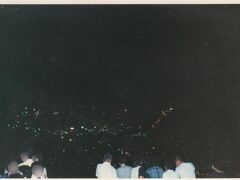 【1985年7月】

夜は函館山の夜景を見に行った。
これは綺麗だった。感動した。当時の安もんのカメラでは夜景はこんなんしか撮れません。この時は、湯の川温泉に泊まった。