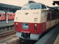 【1985年7月】

翌日。
函館駅。札幌ゆき、特急北海に乗ります。

函館～札幌間の優等列車は当時から海線(室蘭本線まわり）が主流でしたが、特急北海は、貴重な山線(函館本線小樽まわり)経由の特急でした。
この頃の北海道の気動車特急は183系が全盛。まだ国鉄特急色。先頭車はスラントが当たりまえ。北海は、くろしおのようなヘッドマークだった。

親に「なんで所要時間が短い特急北斗に乗らないんだ」と言われました。
写真で見た、山線を行くC62の急行ニセコや銭函付近の海岸線をこの目で見てみたくて、どうしても山線経由で行ってみたかった。
プランニングを全権委託されているのでこういった演出はすべて許された。（と思う）