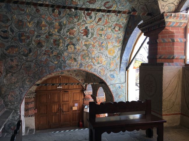 聖堂の塔の外にこんな可愛い隠れ家みたいな所がありました。