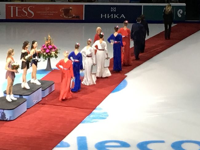 お盆持ちのお姉さんたちは、贈呈が終わったら腰に手を当てるモデルスタイルで立ったり歩いたりしていました。