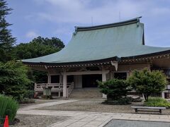 本堂。
ここだけはRC造の様ですね。
建築基準法の縛りがあるので仕方ない事なんでしょうね!