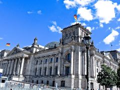 『ドイツ連邦議会議事堂』
ベルリンには興味を惹かれる建築物が
沢山あるのですがここは頭ひとつ飛び出して
断然第一位。笑

ライヒスターク（帝国議会）と呼ばれ
１８９４年帝国議会議事堂は建てられ
１９３３年の火災で中央部分が焼け落ち、
青銅の円蓋屋根が
無いまま放置されていましたが
戦後、ドイツ統一後に修復が始まりました。



