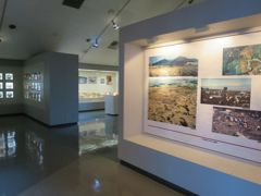 館内はエレベーターが設置され、車椅子でも見学可能。
昭和55年、中央自動車道の建設に先立ち行われた発掘調査で出土した品々が展示されています。保存状態の良い土器などを、父も興味深そうに見入っていました。