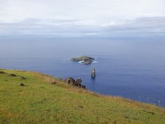 各部族の代表がこの島まで鳥の卵を取りに行って、早く帰ってきた部族が1年間島の支配を出来たそうです　近そうに見えるけど、流れが急で大変なようです