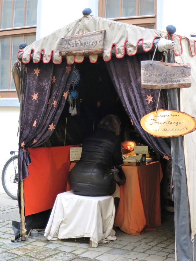 へぇ～、占いの店だ。