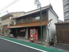 西条駅付近の駐車場から西へ約300m，山陽鶴酒造．
1912(T元)年の創業の酒蔵．銘柄は黒松山陽鶴，仕込み水は黒松の井戸より．
所在地東広島市西条岡町．