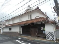 旧石井家の東隣が白牡丹酒造天保蔵．この地域のもう一つの白牡丹酒造の蔵である．
訪問1か月半前に登録された国の有形文化財4棟を有する．
いずれも敷地奥で，通りから見えるのは煙突のみである．