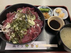 今日の旅のスタートお昼の腹ごしらえは、風とりの馬肉丼で。