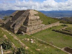 サポテカ人が築いた祭祀場。
紀元前500年頃から建築が始まった中米最古の遺跡です。