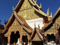 立派な本堂
タイのお寺はどこもきらびやか・・