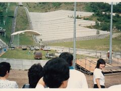 【1985年7月】

札幌へ。

札幌市営バスの定期観光に乗って大倉山シャンツェをガイドさんの案内で見学しています。当時は、父親は免許を持っていなかったので家族で出かけるときは、電車、バス、タクシーが当たりまえでした。