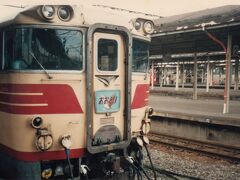 【1985年7月】

この日の泊まりは洞爺湖温泉でした。

キハ82に乗りたいと言うだけの理由で、札幌～洞爺を特急おおとりに乗りました。おおとりは、網走～函館を結んでいた長距離特急。この時代はまだ優等列車が札幌分断になる前だった。キハ82にも絵入りのヘッドマークが付いていました。当時でも既にキハ82は貴重になっていましたので、どうしても乗りたかった。

親には「なんでわざわざ古いのに乗るの？」と突っ込まれた(笑)
結果、これが生涯、最初で最後のキハ82乗車となった。