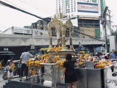 エラワンの祠
ヒンドゥー教の神様、ブラフマーを祀る場所。
願い事が叶うパワースポットとしても評判らしく、他の寺院のように大きな建造物があるわけではないけど、人の往来が盛んでお香の煙と独特の音楽が漂う。

元々は目の前のホテルを建てる際の厄除け的なものとして作られたらしく、いつからか”願い事が叶うパワースポット”として人々はご利益に預かっている。