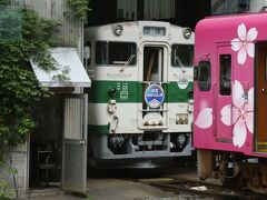 カラフルな車両が並ぶ中、見覚えのある色合いの、見覚えのある前面の車両が。
緑の帯のところには「23-10 郡山総合車セ」。
前は、栃木県の烏山線用だったんですね。