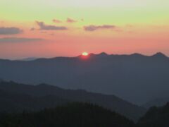 笹の茶屋峠付近。この辺は奈良県に入ったり和歌山県に入ったりを繰り返す。途中の山中で夕日をそろそろ宿を決めなくては。この先の龍神温泉に泊まる。
