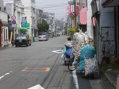 生麦は河岸があり多くの魚介類が水揚げされた
ここ数年頃から魚卸の店が激減・・
理由のひとつに回転寿司の出現があるとか・・・
　 卸抜きの取引が主流になりつつある
今の主流はアルミ缶回収業・・・近くに買取業者がある