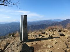 9:46
御嶽YHから2時間10分。
着きましたぁー。
標高1266mの「大岳山」山頂です。

いい所ですが、本編はここまででございます。
拙い旅行記をご覧頂きまして、誠にありがとうございました。

つづく。