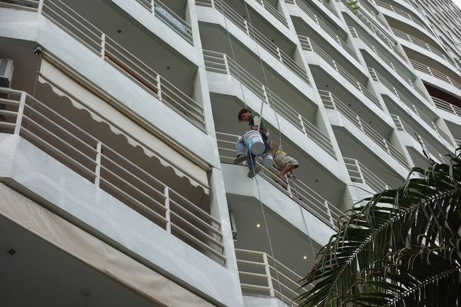 6月1日　16：47<br />数か月前からビュタレーコンドーの外壁を全塗装（3名～5名で行っている）がすべてこのように手塗りで行っています、危険できつい仕事ですね、1日働いても職人の賃金は500B≒1700円程度でしょうか？．．．物価は上がっているが下層人の賃金は上がらない。