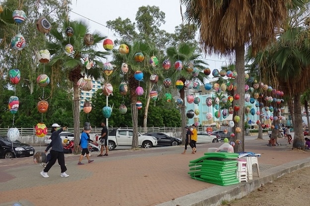 久しぶりにビーチに出ると、たくさんのココナッで作ったお面が吊られていた。