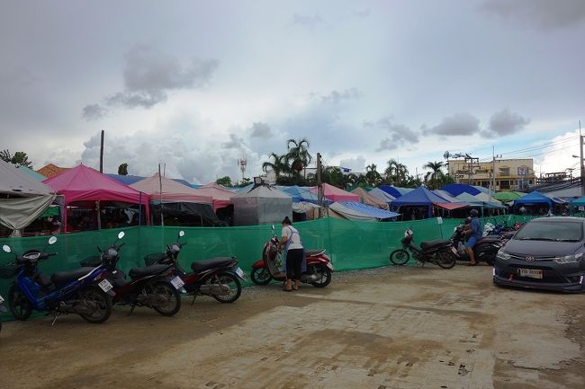 6月2日　15：38<br />南パタヤ、サードロードから300ｍ程入り込んだ所にある野外市場<br />名はクロムティーディン．．．暇なもんで時々オートバイで行きます。　