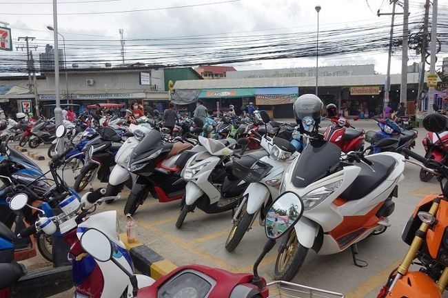セブンイレブンの駐車場ですが市場での買い物客が駐輪場にしています．．．心の広ーいセブンイレブンである。<br /><br />※もしかしてセブンイレブンのオーナーが市場を貸しているのかも知れませんね？