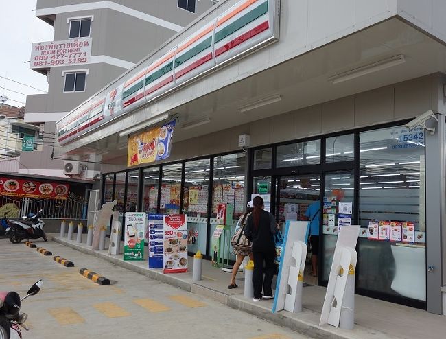 すぐ横には大きなセブンイレブンがあり大きな駐車場があります。